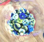 Boutons colorés en plastique recyclé de couleurs jaune et bleu par tom violleau