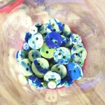 Boutons colorés en plastique recyclé de couleurs jaune et bleu par tom violleau