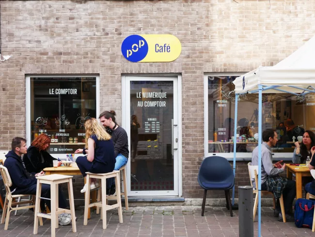 Vitrine Pop café à Lille réalisé par le designer Tom Violleau