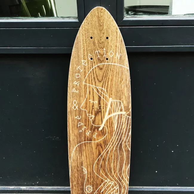 réalisation gravure logo fraiseuse numérique sur un skateboard cnc tom violleau